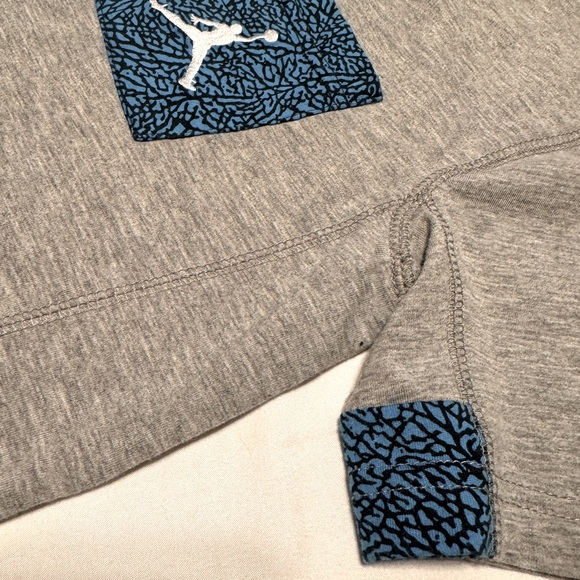 (YL) NIKE AIR JORDAN RETRO 3 GRAY W/ BLUE ELEPHANT PRINT POCKET T-SHIRT - Picture 2 of 8